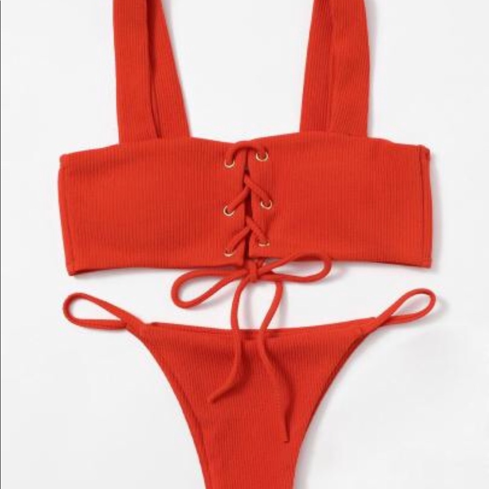 Red bikini - Picture 2 of 6